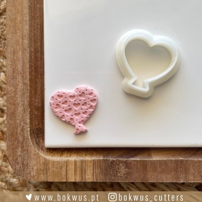 Cortador de biscoitos em forma de balão de coração branco com peça de fondant rosa texturizada