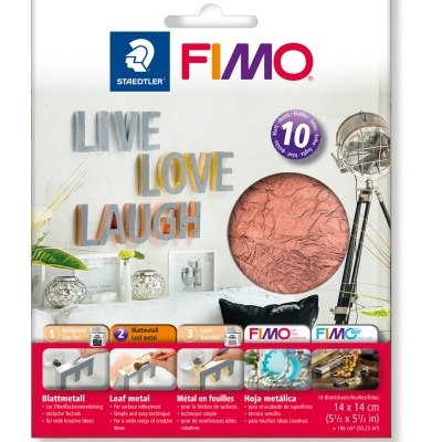 Embalagem branca de massa de modelar FIMO com círculo cobre metalizado e texto em várias línguas