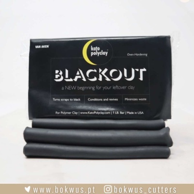 Pack de argila polimérica Kato Polyclay preta com quatro barras empilhadas em frente