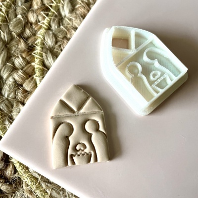 Carimbo de plástico branco e impressão bege de presépio sobre superfície rosa