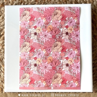 Papel decorativo floral rosa sobre superfície branca e textura de fibras naturais