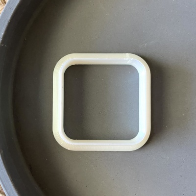 Moldura quadrada branca de plástico sobre superfície cinzenta