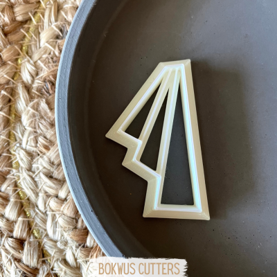 Cortante branco em prato cinzento numa superfície de ráfia