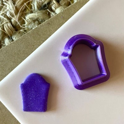 forma de cortar bolachas roxa com bolacha cortada e texto HALLOWEEN