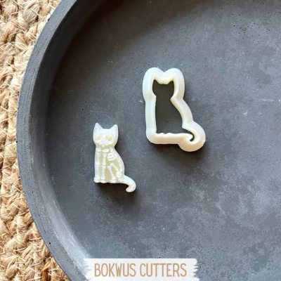 Conjunto de cortantes para bolachas em forma de gato com contorno e esqueleto em plástico branco