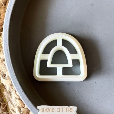 Cortador de bolachas branco em prato cinza