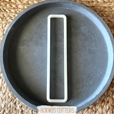 Molde rectangular branco sobre prato cinza em esteira de fibras naturais