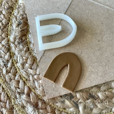 peças pequenas branca e castanha sobre cortiça e tapete de fibras naturais