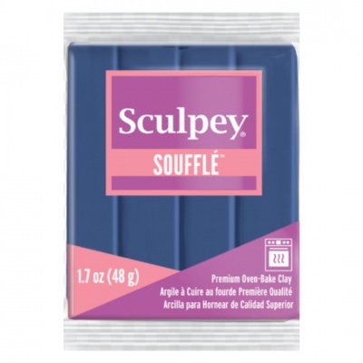 Barra azul de pasta de modelar Sculpey Soufflé em embalagem transparente com rótulo rosa e roxo