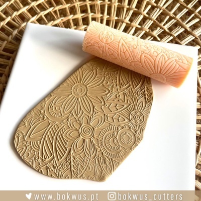 Rolo de textura cor-de-rosa claro com padrão floral para modelagem