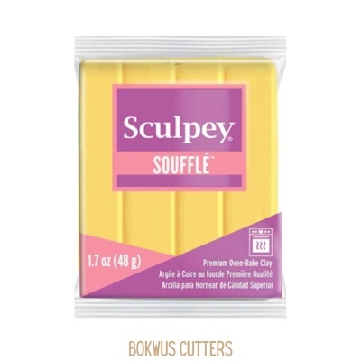 Pacote de massa de modelar amarela Sculpey Soufflé com embalagem plástica e texto em inglês e espanhol