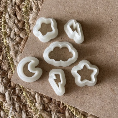 Cortadores de massa brancos em várias formas sobre cartão