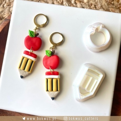 Brincos coloridos em forma de lápis e maçã com cortadores transparentes correspondentes