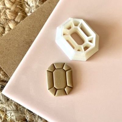 Carimbo plástico branco octogonal e impressão dourada sobre papel e juta