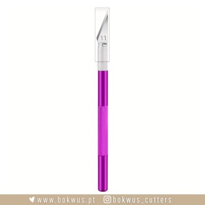 Estilete de precisão rosa com lâmina marcada '11'