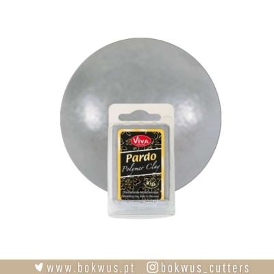 Barra de massa de polímero Viva Pardo Polymer Clay em embalagem transparente sobre prato cinzento