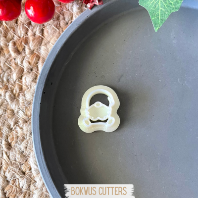 Cortante para bolachas branco em forma de personagem sobre prato cinza