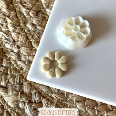 Cortador de biscoitos flor e biscoito cru em tecido trançado