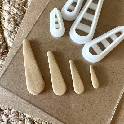 Conjunto de seis molas de cabelo em cartaz de cartão castanho