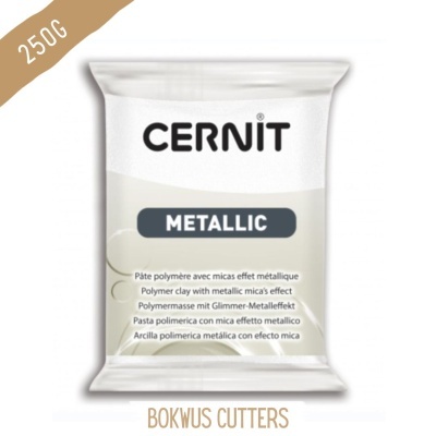 Pacote branco de massa polímera Cernit Metallic 250g com texto informativo.