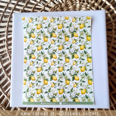 Base de corte branca com padrão de limões sobre suporte em cerca de palha