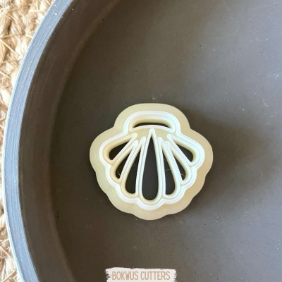 Conjunto de cortadores de biscoitos em forma de concha em prato castanho