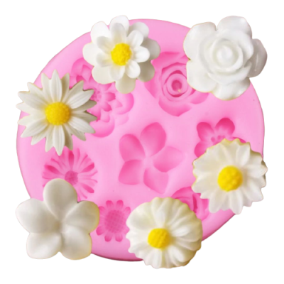 Forma de silicone rosa para moldar flores com seis flores brancas e amarelas