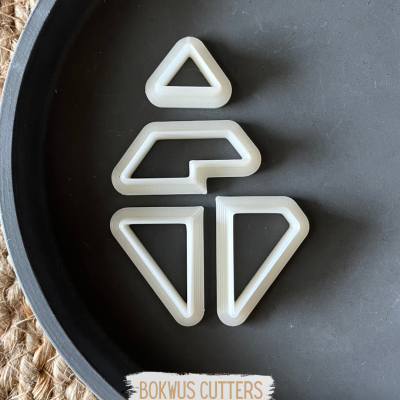 conjunto de cortadores de massa ou biscoitos em plástico branco com formatos geométricos