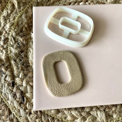 Acessórios retangulares branco e bege sobre superfície rosa e tapete de fibras naturais