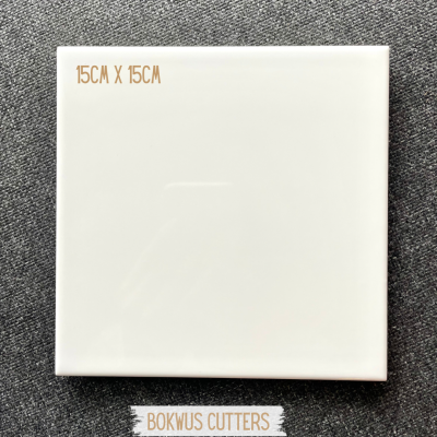Azulejo quadrado branco 15x15cm sobre fundo cinza com etiqueta Bokwus Cutters
