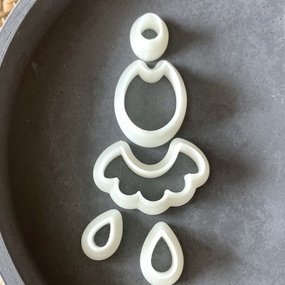 Conjunto de cortadores de biscoito brancos em bandeja cinzenta