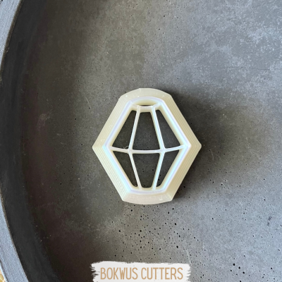 Cortador de bolachas branco em forma geométrica sobre superfície cinza com texto BOKWUS CUTTERS