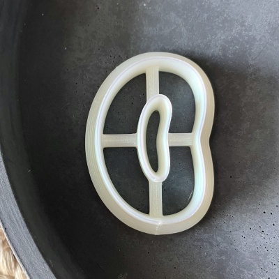 Molda de plástico branco para biscoito em panela preta