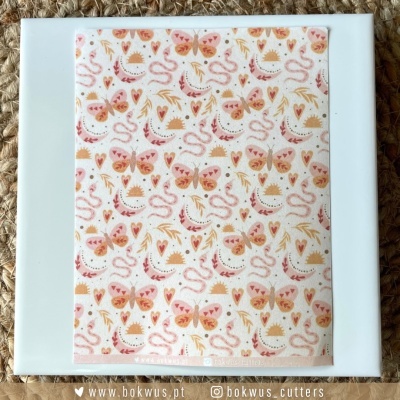 Cartão com padrão de borboletas, cobras, corações e estrelas cor-de-rosa e amarelas sobre branco