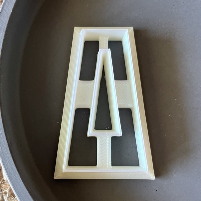 Recipiente branco recortado em forma de trapézio com elemento triangular destacado