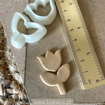 Cortadores de massa plásticos, forma coração e flor, com régua dourada ao lado