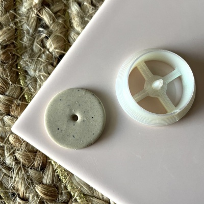 Dois botões sobre superfície rosa clara