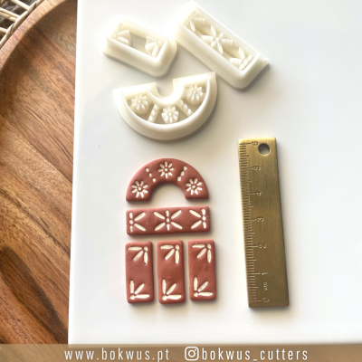 Conjunto de moldes decorativos brancos e terracota com régua dourada