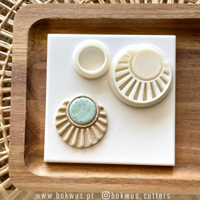 Shapes para cutters de argila polymer em base branca sobre bandeja de madeira