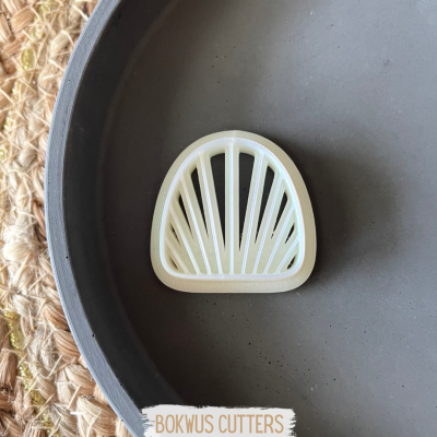 Cortante branco de plástico semicircular com riscas verticais