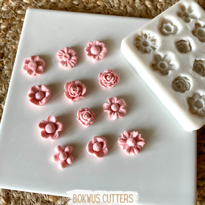 Pequenas flores cor-de-rosa feitas com molde de silicone branco