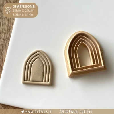 Cortadores de biscoitos em plástico bege formato arco, sobre superfície branca com texto de dimensões