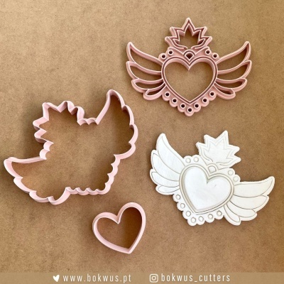 Conjunto de cortadores de massa em formato de coração com asas e coroa