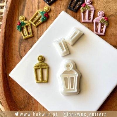 Cortadores de bolacha em forma de lanterna com bolachas decorativas de diversas cores