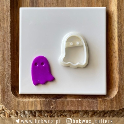 Cortante de massa em forma de fantasma branco sobre placa branca e figura roxa