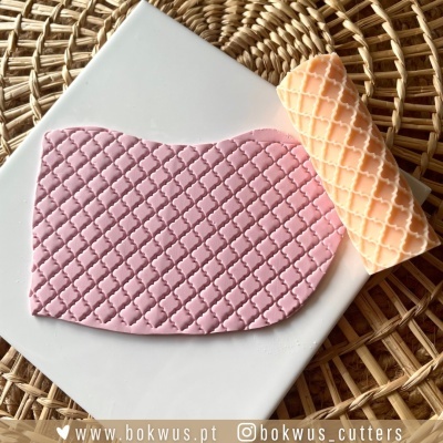 tapete textura losangos rosa com rolo textura amarelo base branca superfície trançada