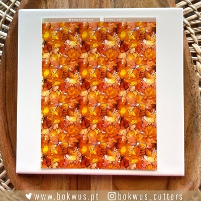 Placa branca com padrão de folhas outonais e texto promocional