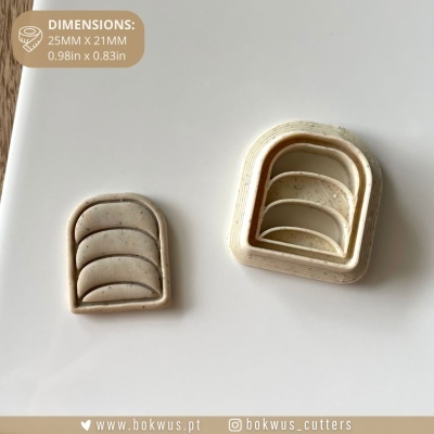 Cortadores de massa arqueados bege com manchas sobre fundo branco, com indicação de dimensões.