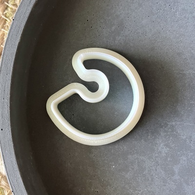 Suporte branco curvo em superfície cinzenta