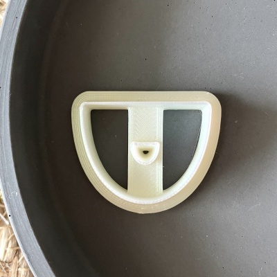 Pega ou suporte de plástico branco em forma de D dentro de recipiente metálico cinzento